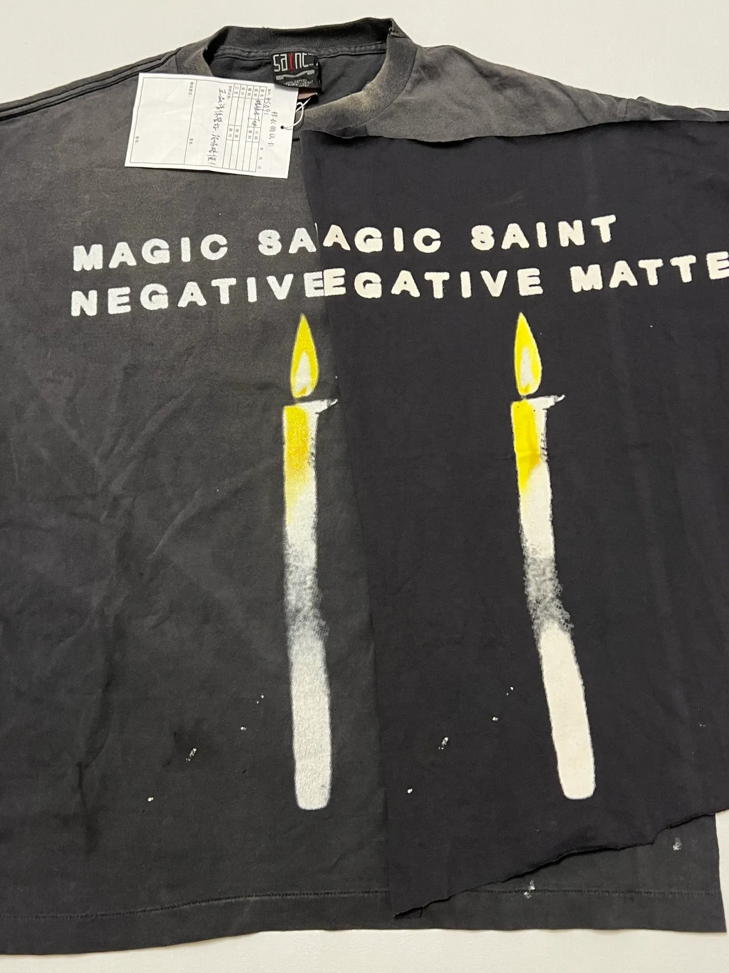 Printing proofing SAINT Mxxxxxx CANDLE SS TEE/BLK Slogan candle distressed TEE Little angel short sleeves on the back Washed in black S-XL Same as the original version Cylindrical side seam OE yarn fabric Garment dyed Re-wash faded Bust plaster faded Correct pattern matching Original consistent accessories